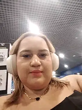 Snapshot of MinaBoss chatting on September 12, 1:17 am MinaBoss online show from September 12, 1:17 am