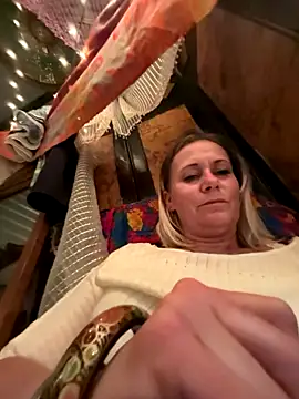 Snapshot of SummerBlueMoon chatting on October 11, 6:03 am SummerBlueMoon online show from October 11, 6:03 am