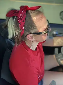 Snapshot of SummerBlueMoon chatting on October 17, 7:15 pm SummerBlueMoon online show from October 17, 7:15 pm