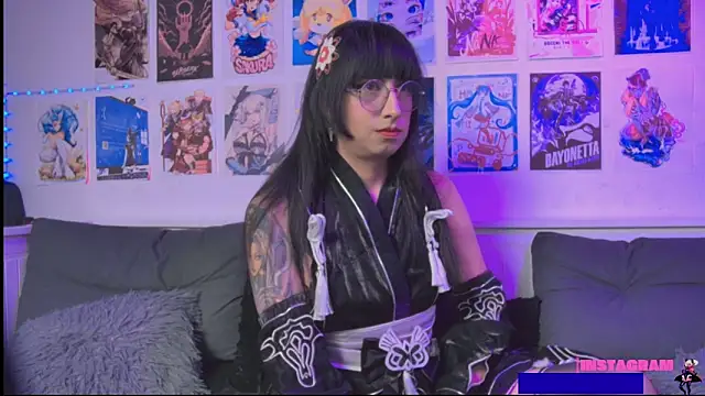 snowblack  online show from May 8, 4:44 pm