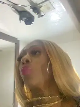 Snapshot of SlimBeenBadd1981 chatting on February 10, 1:55 pm SlimBeenBadd1981 online show from February 10, 1:55 pm