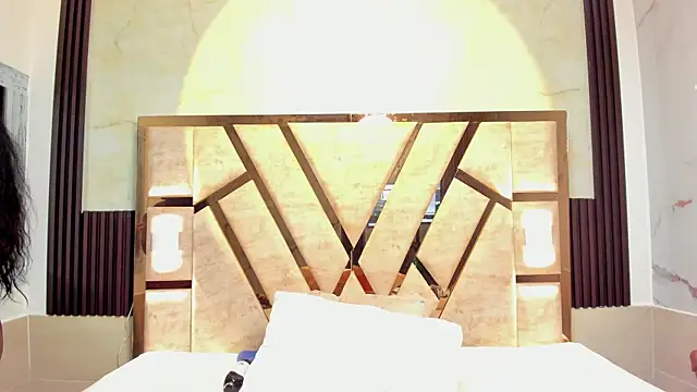 Athenea Mills online show from November 12, 6:45 pm