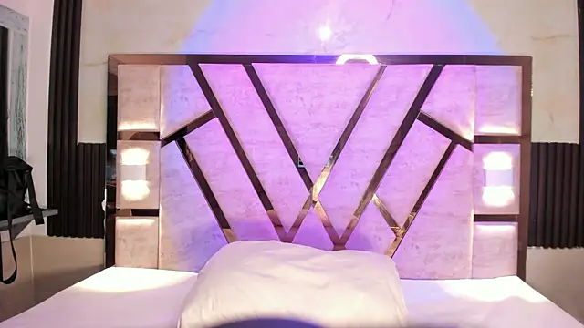 Athenea Mills online show from April 9, 6:58 pm