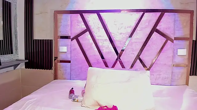 Athenea Mills online show from December 5, 6:50 pm