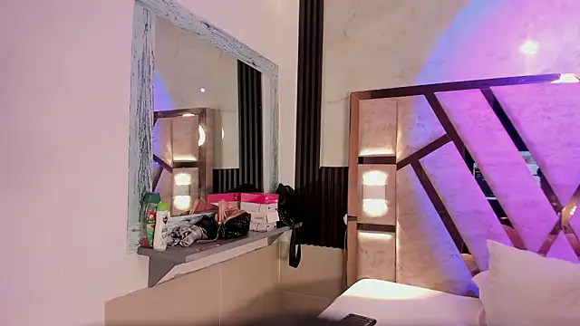 Athenea Mills online show from March 12, 7:07 pm