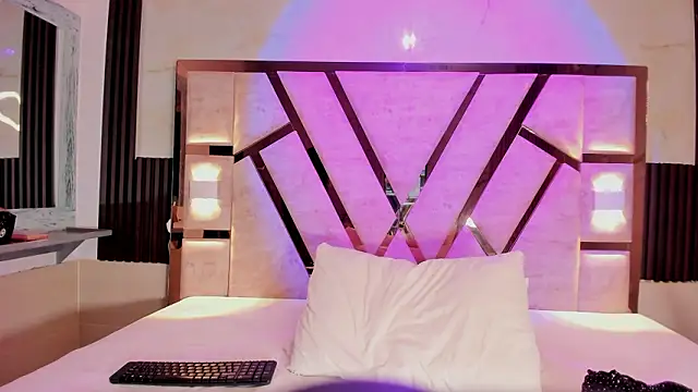 Athenea Mills online show from March 3, 6:48 pm