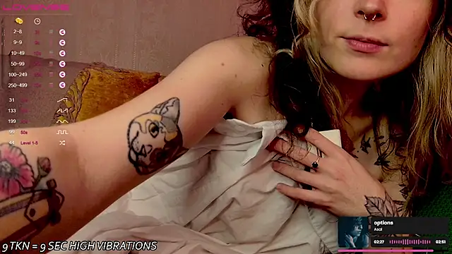 Snapshot of IttyKitty chatting on October 22, 10:19 pm IttyKitty online show from October 22, 10:19 pm