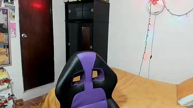 Snapshot of persefone_core chatting on December 5, 4:04 am persefone core online show from December 5, 4:04 am