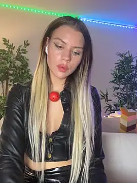 Snapshot of KittyKatyDream chatting on March 1, 1:00 am KittyKatyDream online show from March 1, 1:00 am