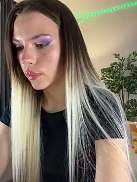 Snapshot of KittyKatyDream chatting on February 10, 6:13 pm KittyKatyDream online show from February 10, 6:13 pm