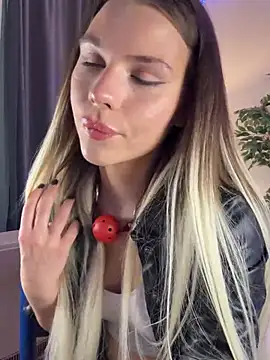 Snapshot of KittyKatyDream chatting on February 5, 5:20 pm KittyKatyDream online show from February 5, 5:20 pm