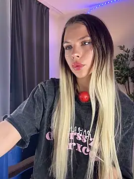 Snapshot of KittyKatyDream chatting on February 7, 9:37 pm KittyKatyDream online show from February 7, 9:37 pm