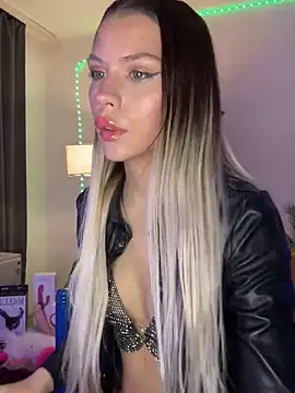 Snapshot of KittyKatyDream chatting on February 20, 8:03 pm KittyKatyDream online show from February 20, 8:03 pm