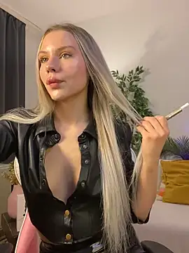 Snapshot of KittyKatyDream chatting on November 4, 3:38 pm KittyKatyDream online show from November 4, 3:38 pm