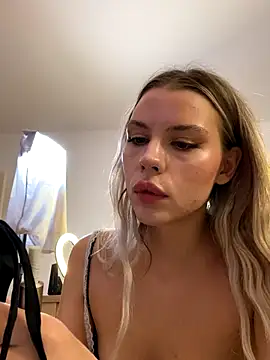 Snapshot of KittyKatyDream chatting on November 7, 2:32 pm KittyKatyDream online show from November 7, 2:32 pm