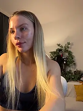 Snapshot of KittyKatyDream chatting on October 31, 11:22 pm KittyKatyDream online show from October 31, 11:22 pm