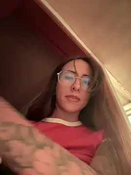 lauravasquez online show from March 8, 4:50 pm