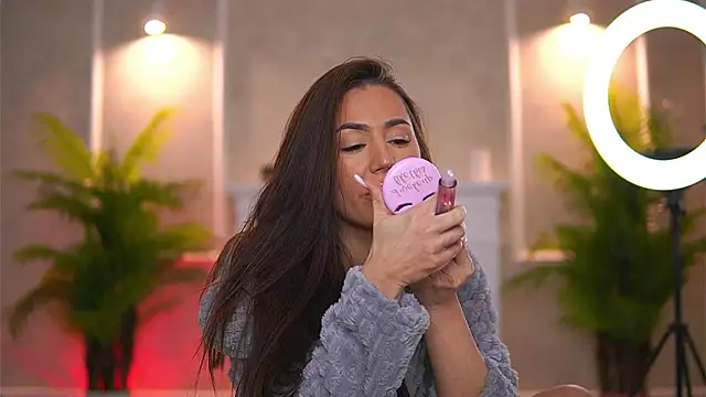 Snapshot of Abbela_White chatting on February 2, 7:18 am Abbela White online show from February 2, 7:18 am