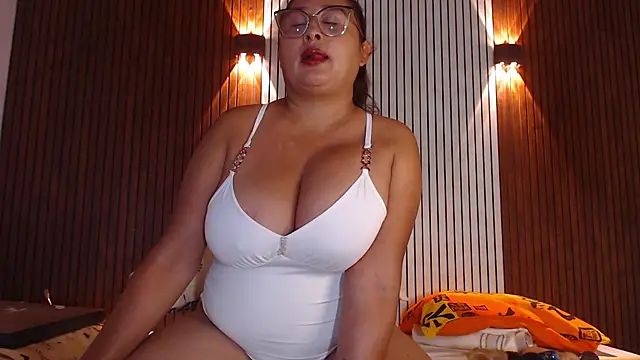 NadiaWhite online show from May 2, 9:36 am