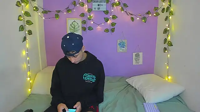 Snapshot of charlottte_queen chatting on December 29, 7:22 pm charlottte queen online show from December 29, 7:22 pm