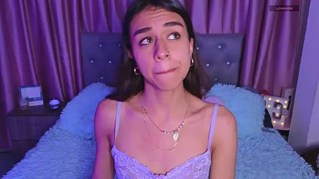 Emiily Scott1 online show from December 5, 1:05 am