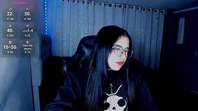 Snapshot of aliice_walker_ chatting on December 14, 3:35 am aliice walker online show from December 14, 3:35 am