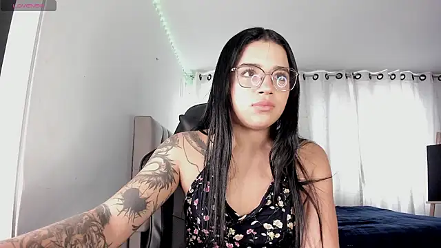 Snapshot of aliice_walker_ chatting on November 5, 5:05 pm aliice walker online show from November 5, 5:05 pm