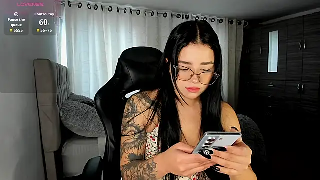 Snapshot of aliice_walker_ chatting on November 28, 6:19 pm aliice walker online show from November 28, 6:19 pm