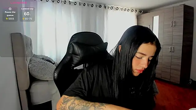 Snapshot of aliice_walker_ chatting on December 3, 4:06 pm aliice walker online show from December 3, 4:06 pm