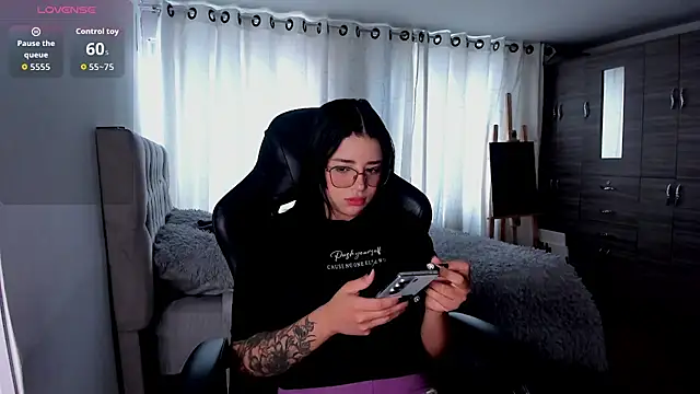 Snapshot of aliice_walker_ chatting on November 26, 1:55 pm aliice walker online show from November 26, 1:55 pm