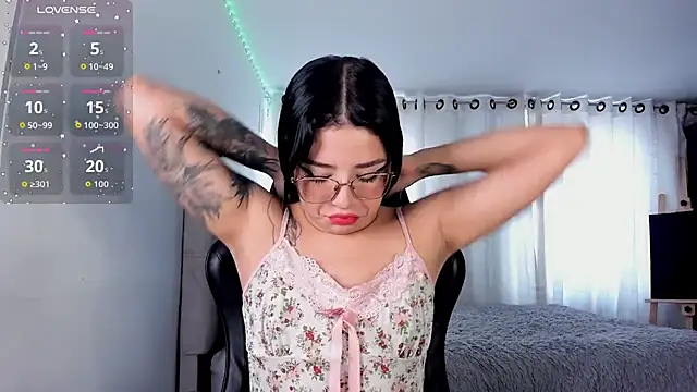 Snapshot of aliice_walker_ chatting on November 20, 5:24 pm aliice walker online show from November 20, 5:24 pm