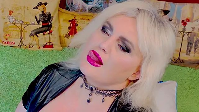 Snapshot of stiphlermom chatting on December 1, 3:46 pm stiphlermom online show from December 1, 3:46 pm