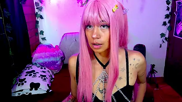 Snapshot of Roxanbunny1 chatting on December 4, 5:56 pm Roxanbunny1 online show from December 4, 5:56 pm