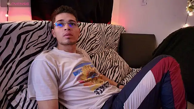 Snapshot of kisstarxxx chatting on February 15, 7:42 am kisstarxxx online show from February 15, 7:42 am