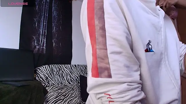 Snapshot of kisstarxxx chatting on December 18, 9:07 pm kisstarxxx online show from December 18, 9:07 pm