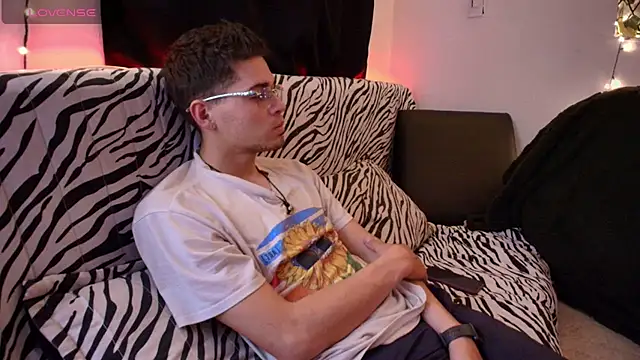 Snapshot of kisstarxxx chatting on February 15, 7:51 am kisstarxxx online show from February 15, 7:51 am