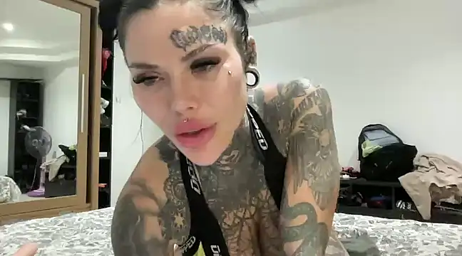 claudiacvc95 online show from February 2, 12:57 pm