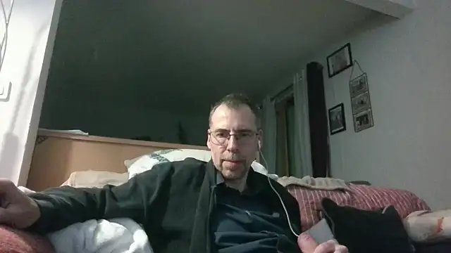 Snapshot of ptitcanard60600 chatting on May 18, 9:52 pm ptitcanard60600 online show from May 18, 9:52 pm