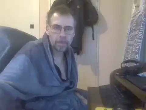 Snapshot of ptitcanard60600 chatting on February 6, 10:14 am ptitcanard60600 online show from February 6, 10:14 am