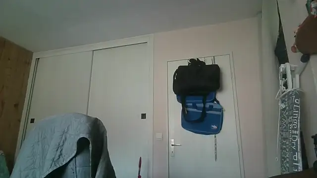 Snapshot of ptitcanard60600 chatting on May 13, 7:37 am ptitcanard60600 online show from May 13, 7:37 am