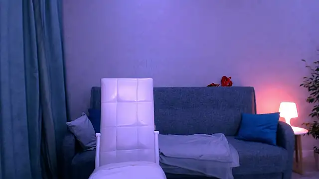 LesleySweet online show from February 13, 5:35 pm