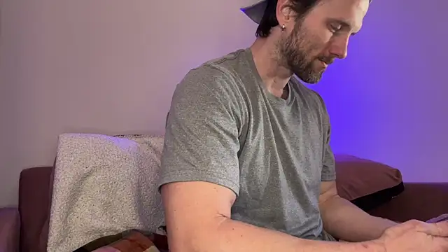 Snapshot of alexmannd chatting on November 7, 8:13 pm alexmannd online show from November 7, 8:13 pm