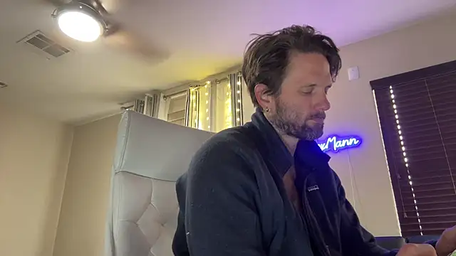 Snapshot of alexmannd chatting on October 31, 4:47 pm alexmannd online show from October 31, 4:47 pm