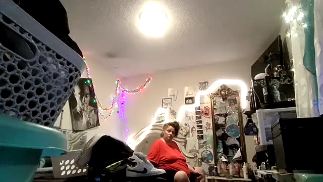 ThICk JuIcEy online show from March 31, 12:07 pm