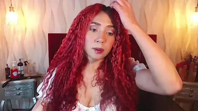 Snapshot of IsabelaLatina chatting on June 4, 1:32 am IsabelaLatina online show from June 4, 1:32 am