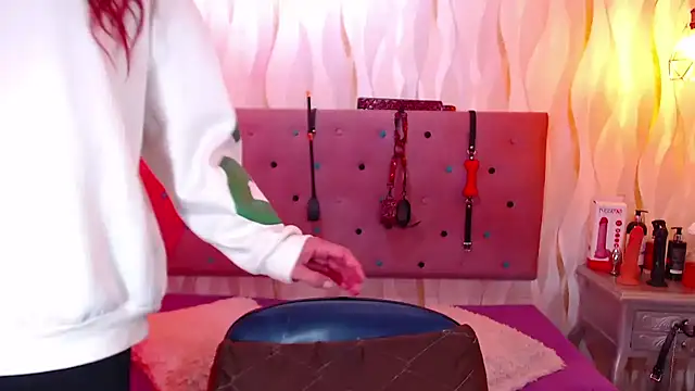 Snapshot of IsabelaLatina chatting on January 6, 4:00 pm IsabelaLatina online show from January 6, 4:00 pm