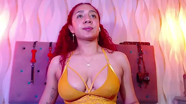 Snapshot of IsabelaLatina chatting on February 28, 4:45 am IsabelaLatina online show from February 28, 4:45 am