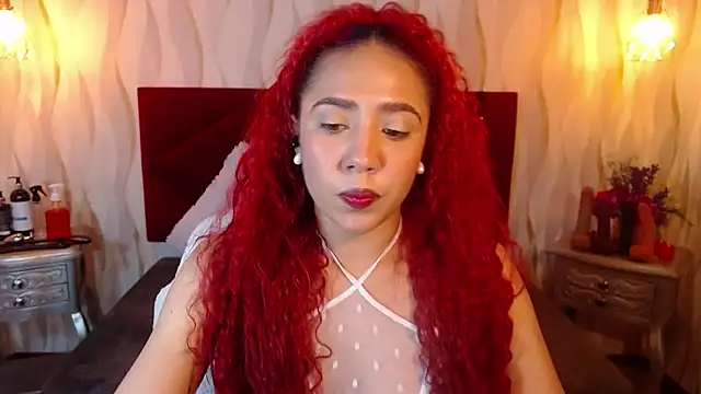 Snapshot of IsabelaLatina chatting on June 5, 1:54 am IsabelaLatina online show from June 5, 1:54 am