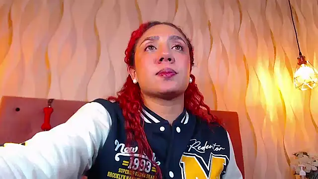 Snapshot of IsabelaLatina chatting on February 5, 4:30 am IsabelaLatina online show from February 5, 4:30 am