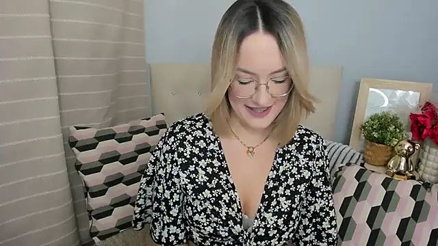 MollyFlowers online show from March 23, 6:08 pm